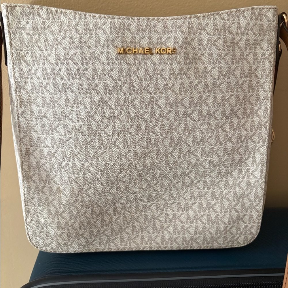 Michael Kors White and Gold Shoulder Bag